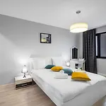 Center 2br W/ Free Parking & Terrace *
