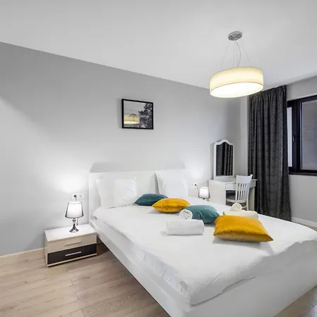 Center 2br W/ Free Parking & Terrace *
