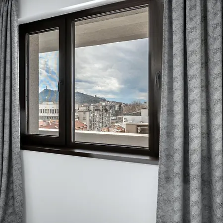 Center 2br W/ Free Parking & Terrace بلوفديف