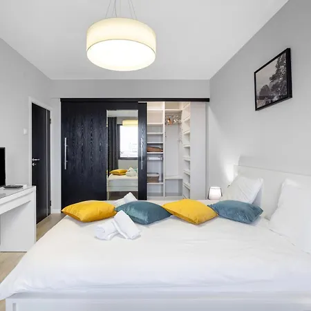 Center 2br W/ Free Parking & Terrace *