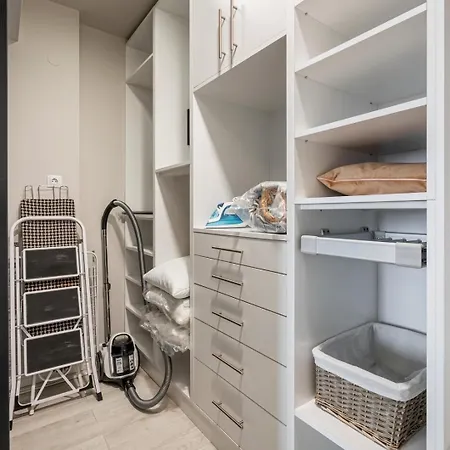 Center 2br W/ Free Parking & Terrace